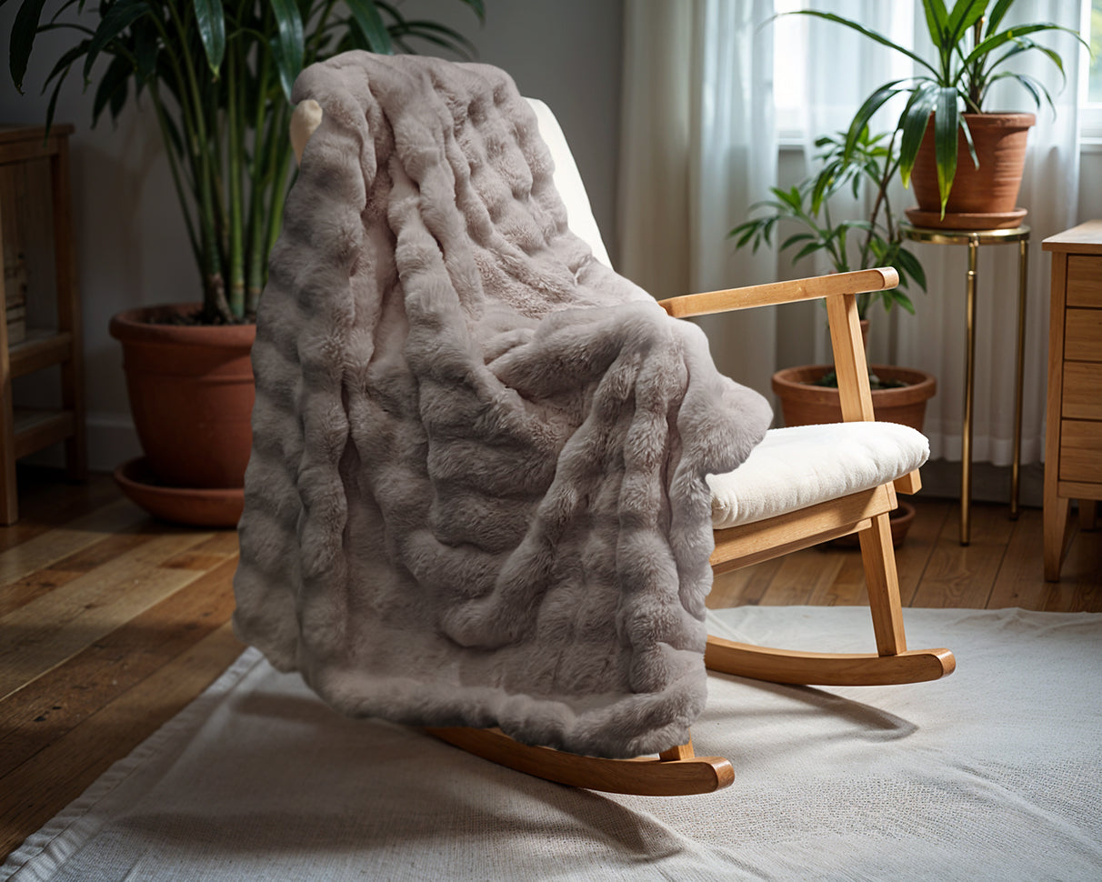 Primaviera™ Deluxe POM Rabbit Fur Plaid Taupe - Heerlijk warm op koude dagen!