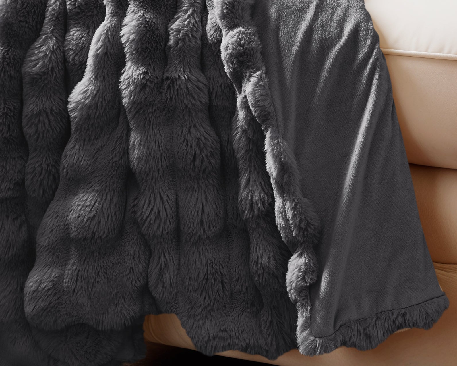 Primaviera™ Deluxe POM Rabbit Fur Plaid Antraciet - Heerlijk warm op koude dagen!