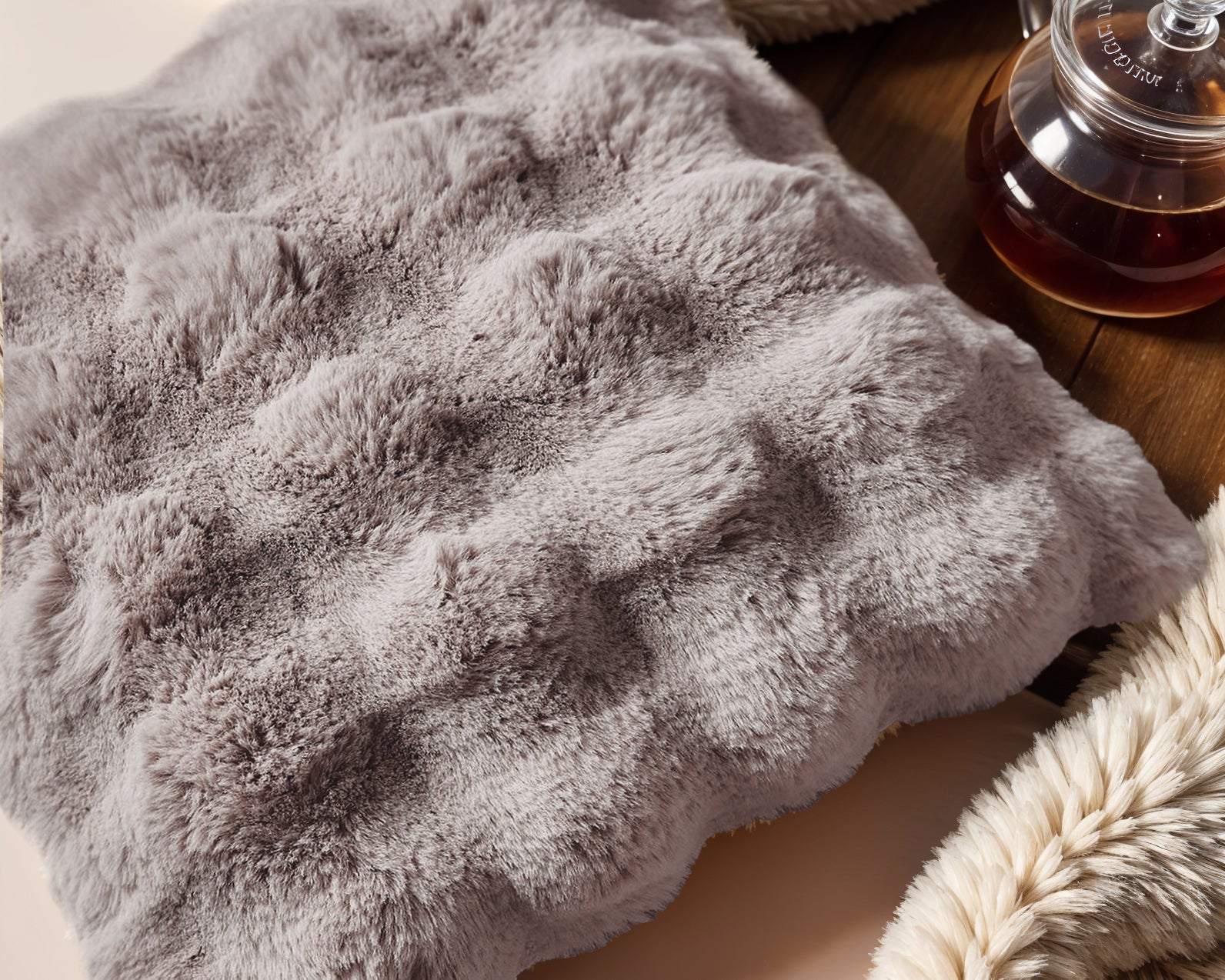 Primaviera™ Deluxe POM Rabbit Fur Sierkussen Taupe