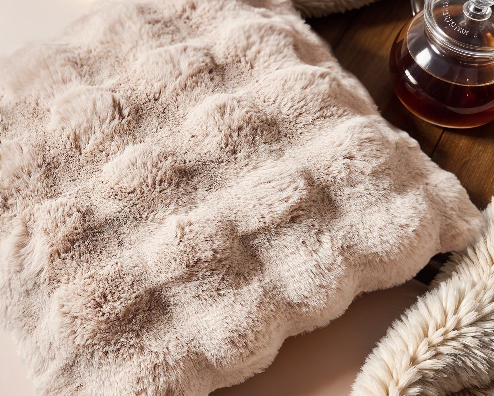 Primaviera™ Deluxe POM Rabbit Fur Sierkussen Zand